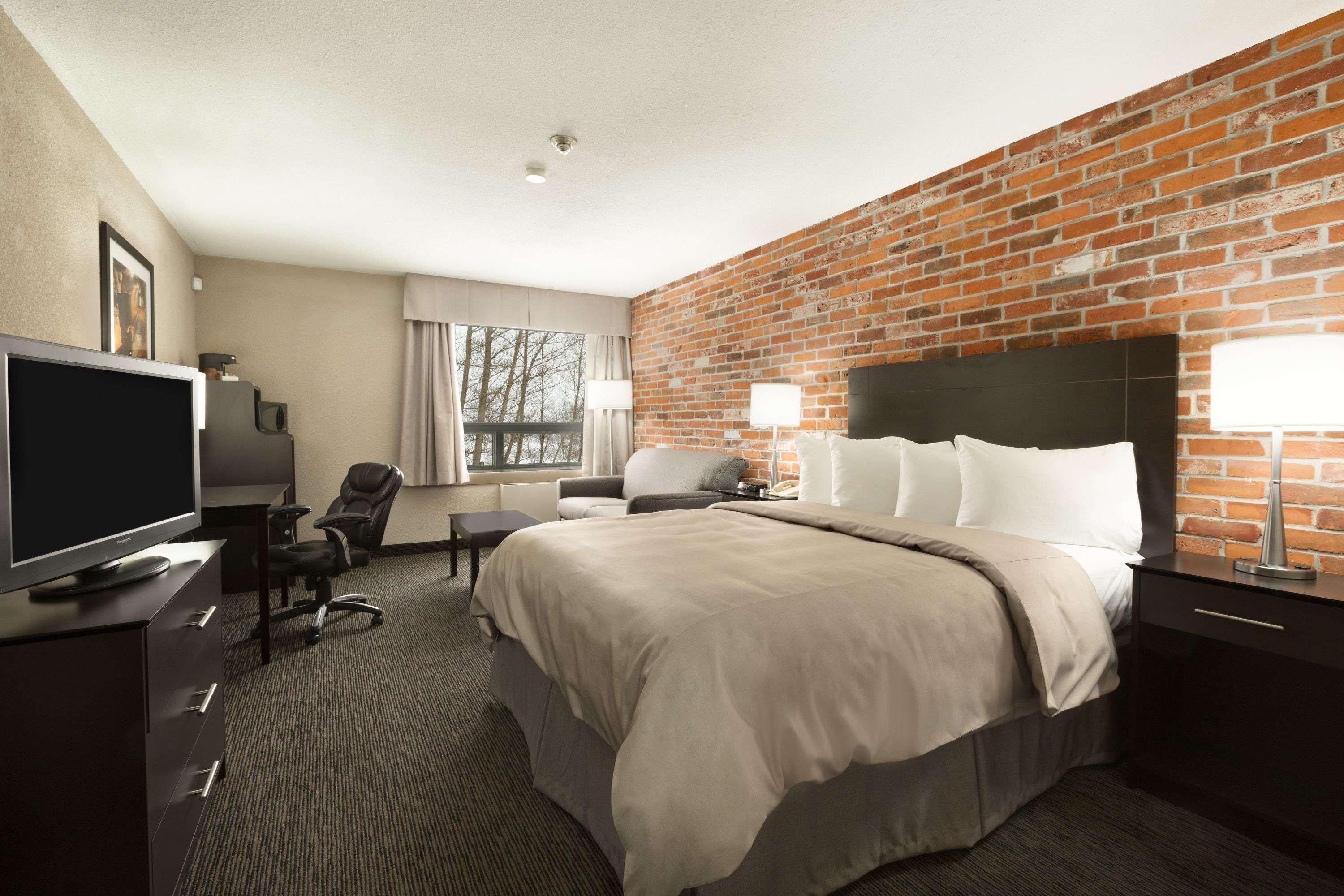 Super 8 By Wyndham Timmins On Hotel Екстериор снимка