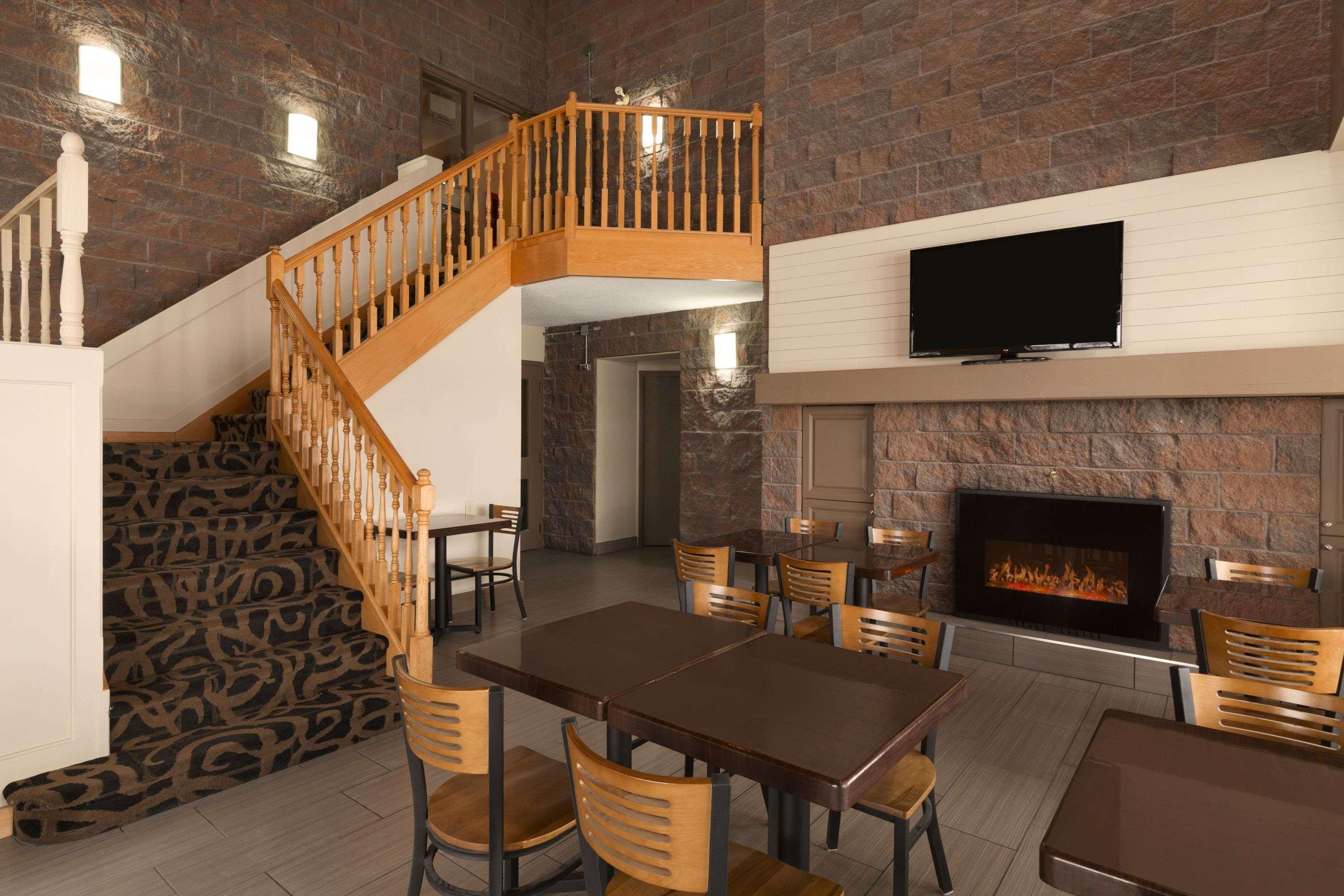 Super 8 By Wyndham Timmins On Hotel Екстериор снимка