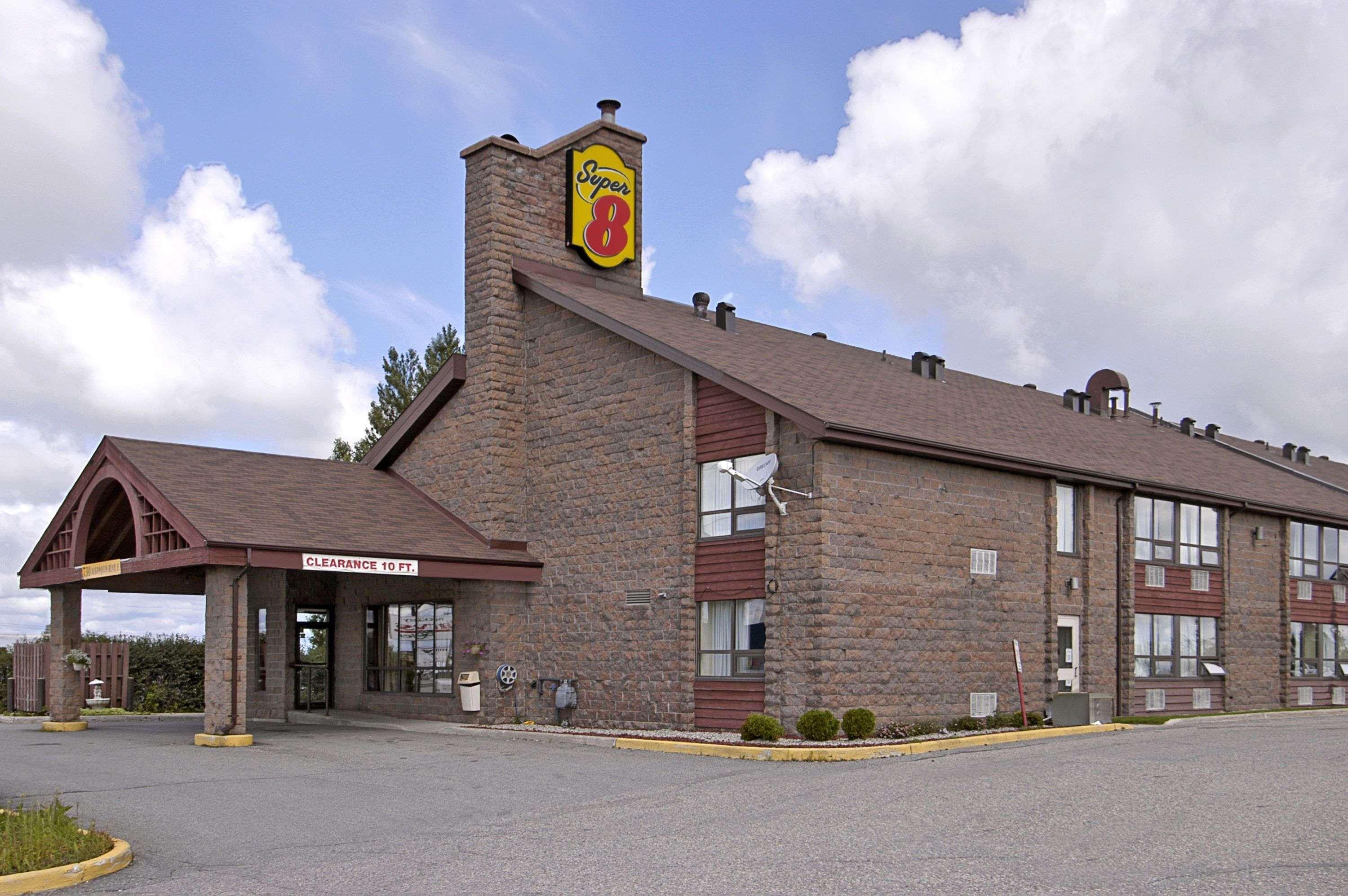 Super 8 By Wyndham Timmins On Hotel Екстериор снимка