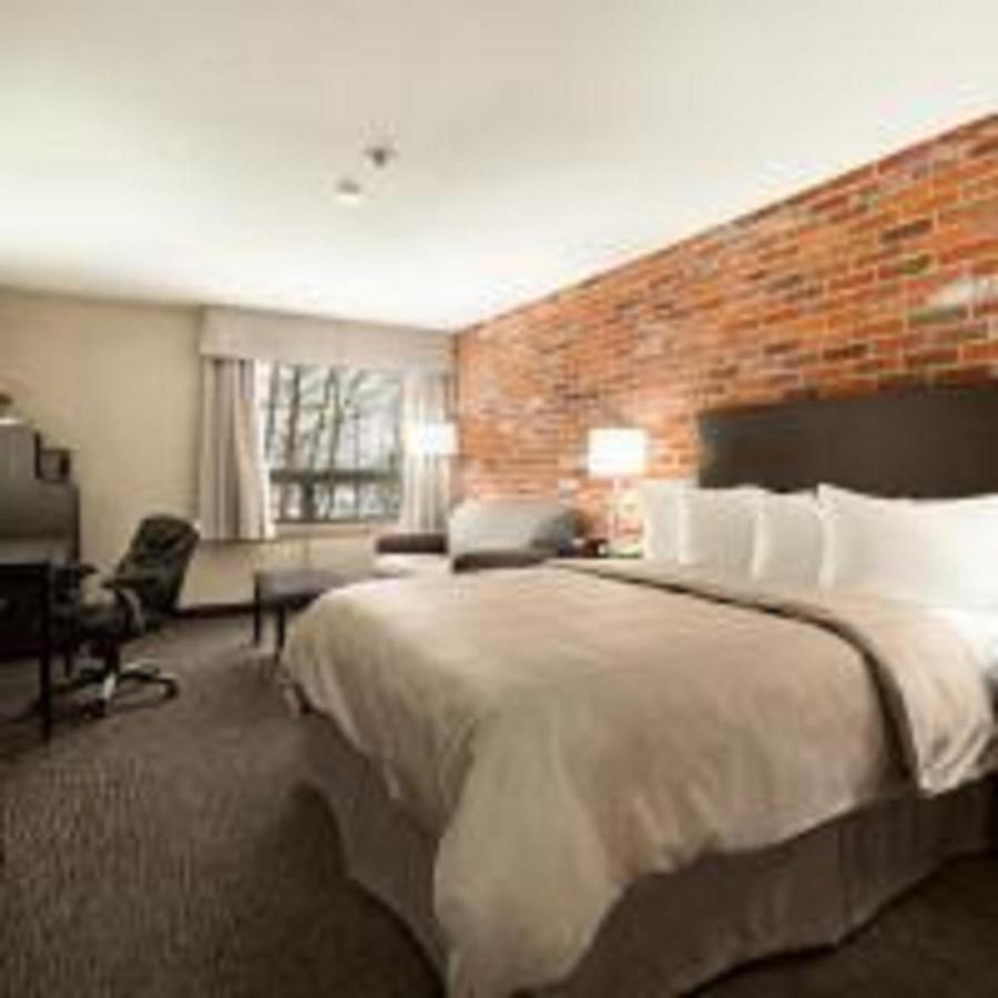 Super 8 By Wyndham Timmins On Hotel Екстериор снимка