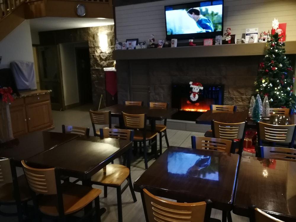 Super 8 By Wyndham Timmins On Hotel Екстериор снимка